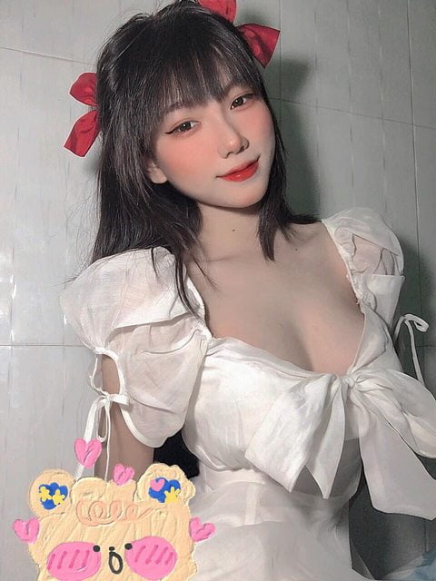 漂亮越南宝贝《Mi Trần》车头灯超大颗，忍不住让人摇晃屏幕-艾尤社
