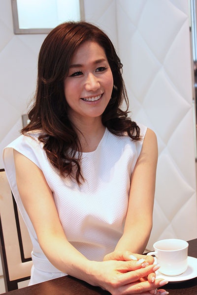 图片[3]-退役空姐x现役人妻《白石菫》精选作品推荐介绍及封面预览-艾尤社